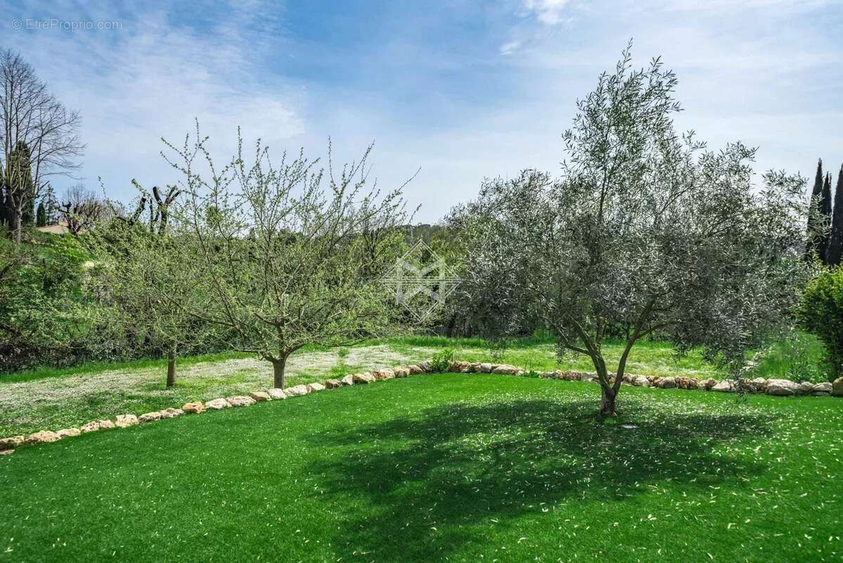 Maison à CHATEAUNEUF-GRASSE