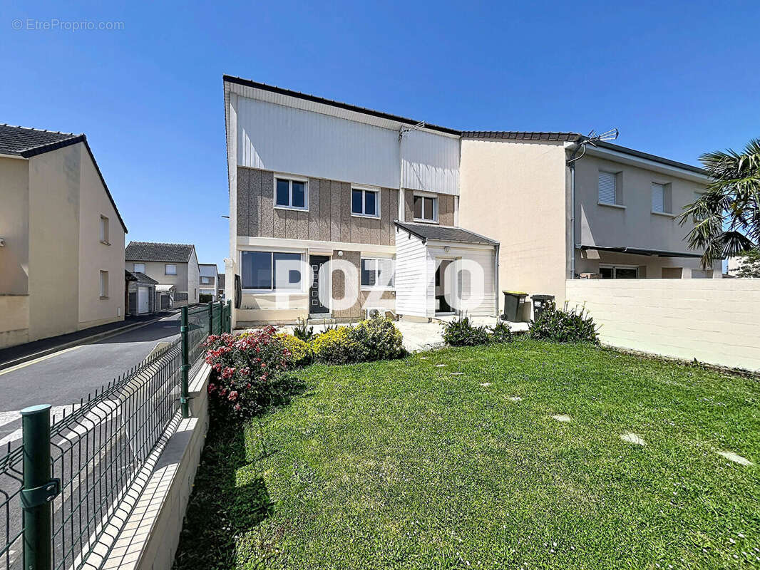 Maison à CONDE-SUR-VIRE