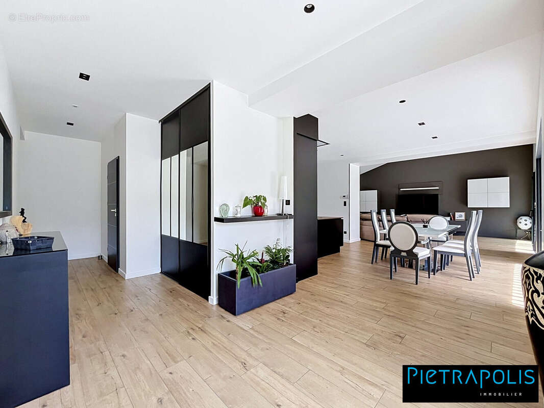 Maison 177 m² à Sainte-Euphemie  - photo 7