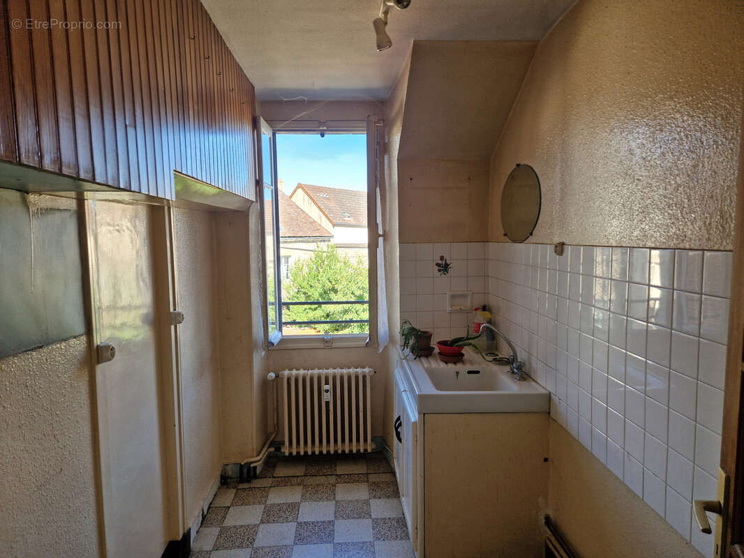 AUTUN - idéal investisseur - immeuble composé de 3 appartements, avec dépendances et cour - photo 19