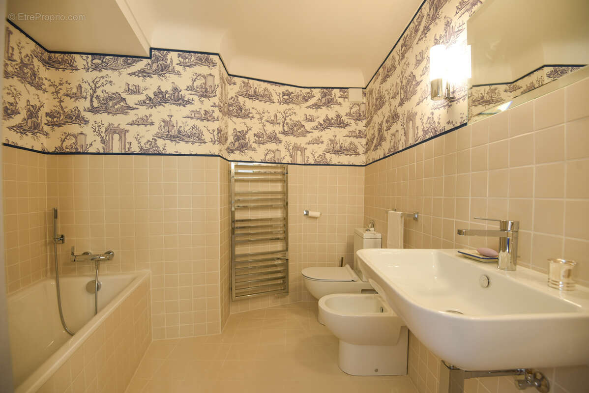 Maison à CHATEAUNEUF-GRASSE