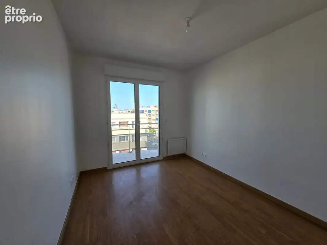 Appartement situé en plein centre ville - Balcon et places de stationnements - photo 5