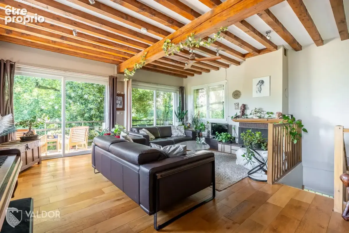 Dardilly – Chalet familial de 7 pièces avec piscine et jardin paysager - photo 6