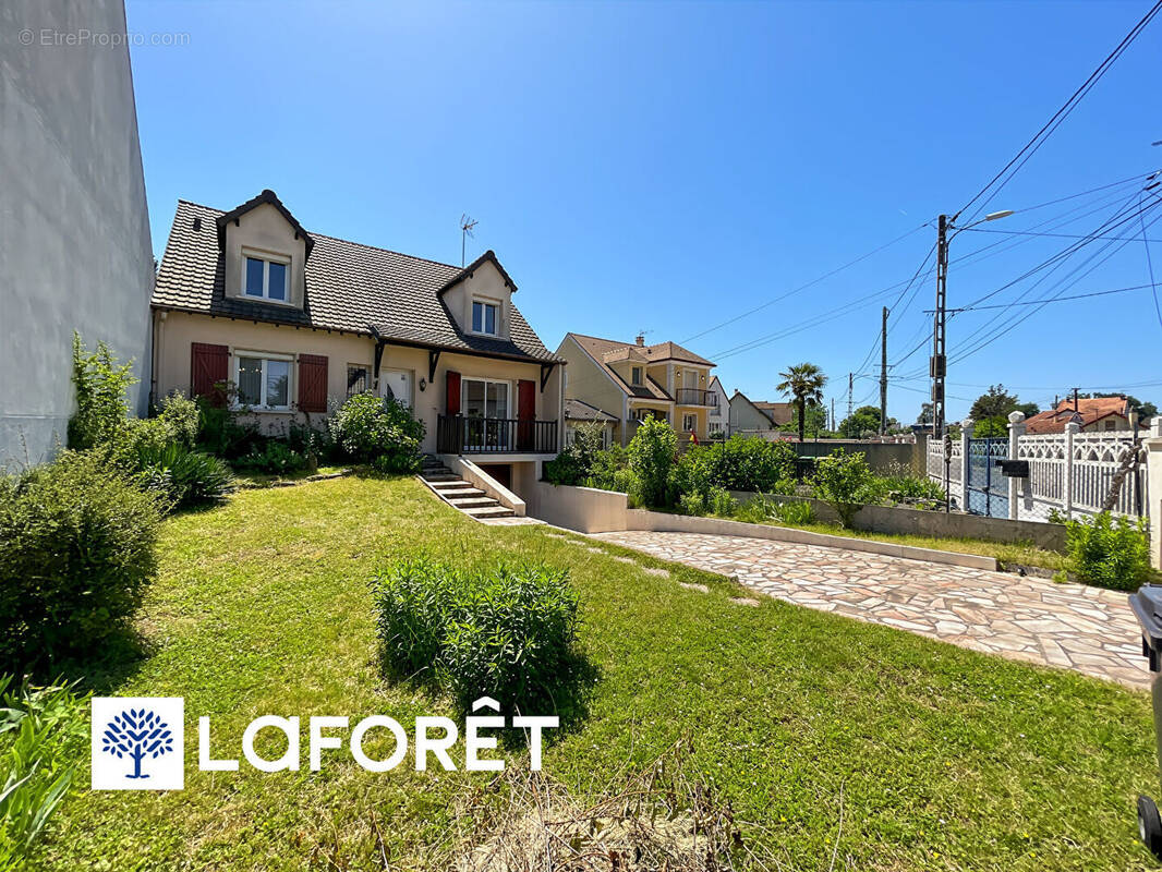 Maison à SAINTE-GENEVIEVE-DES-BOIS