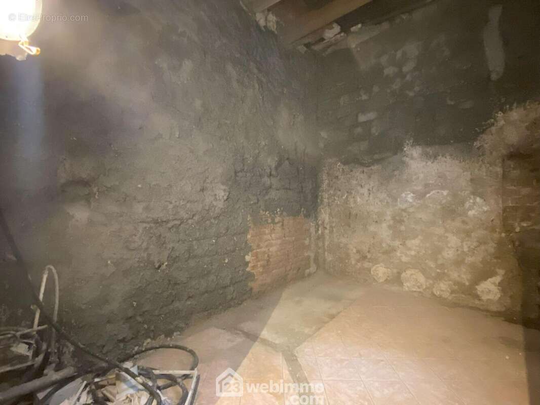 La salle d?eau est à rénover entièrement, laissant libre cours à vos idées et à votre imagination. - Appartement à REIMS