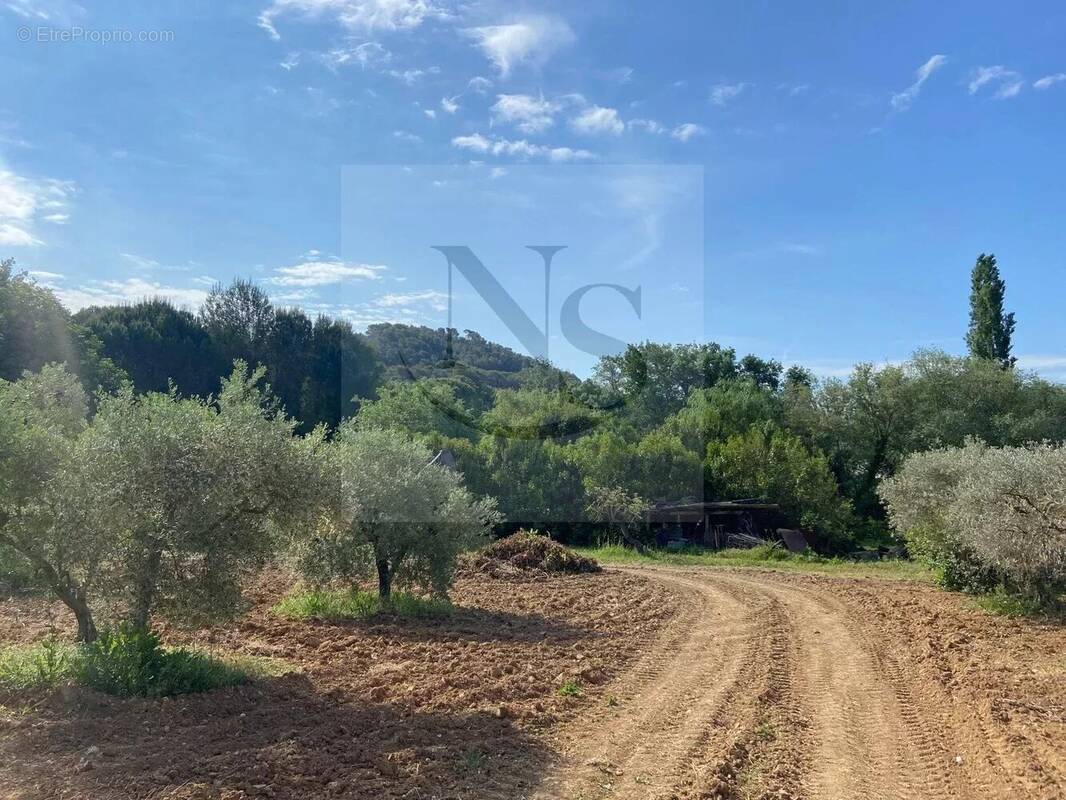 Terrain à AIX-EN-PROVENCE