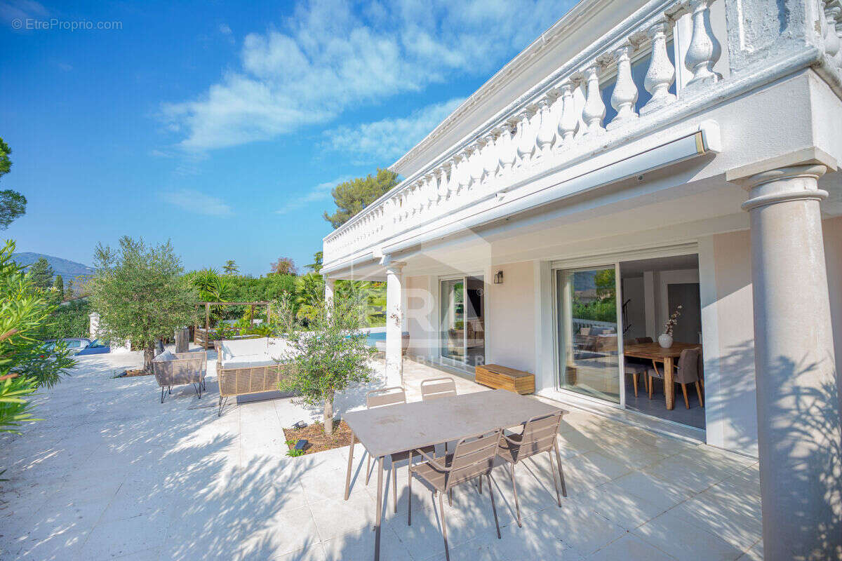 Maison à LA ROQUETTE-SUR-SIAGNE