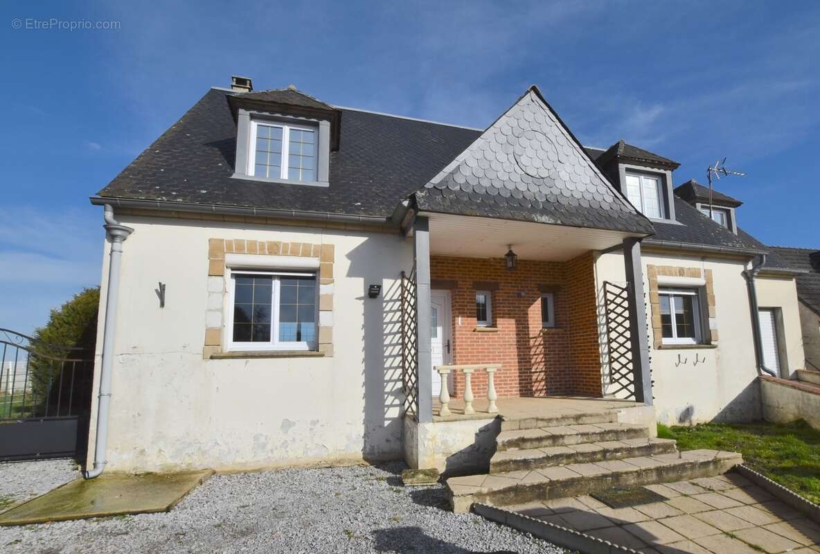 Pavillon familial 168 m² - 5 chambres - Terrain 910 m² - Calme de la campagne à 10 min de Guise (Wiège-Faty) - photo 11