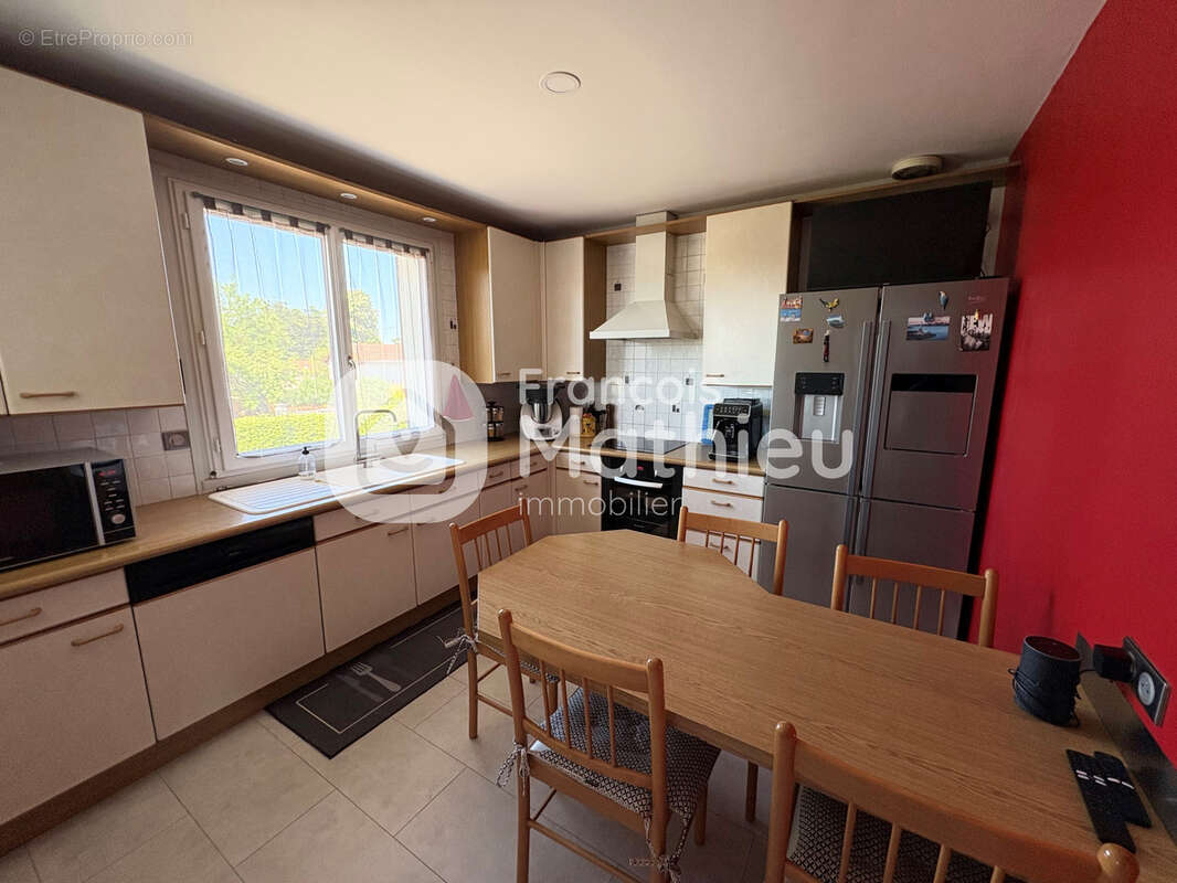 Villars les Dombes : maison beaujolaise 117m2 hab - 5 pièces - garage - 792m2 de terrain avec piscine semi-ent - photo 6