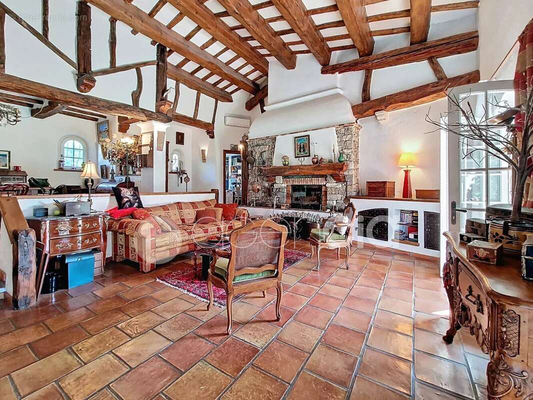 Maison à SAINT-CEZAIRE-SUR-SIAGNE