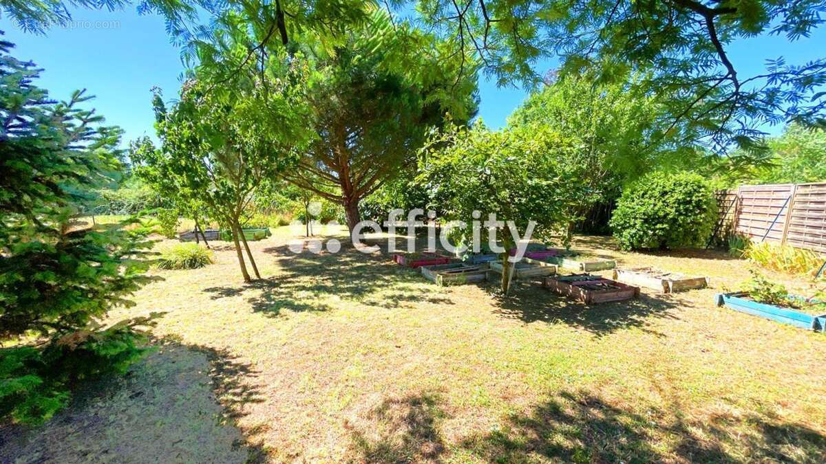 Maison à SAINT-LAURENT-DE-LA-PREE