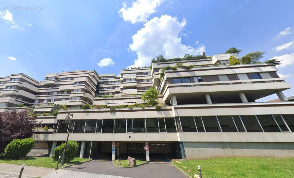 Commerce à SURESNES