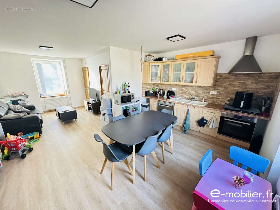 Maison à COURS-LA-VILLE