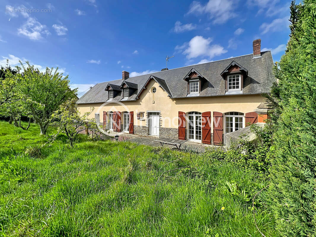 Maison à CERENCES