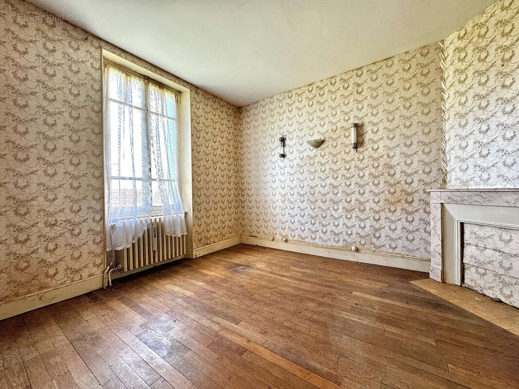 Maison à SAINT-JULIEN-LA-GENETE
