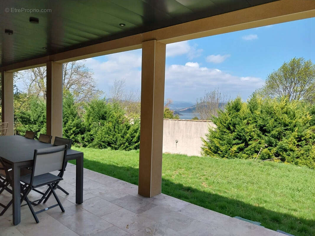 terrasse côté salle à manger