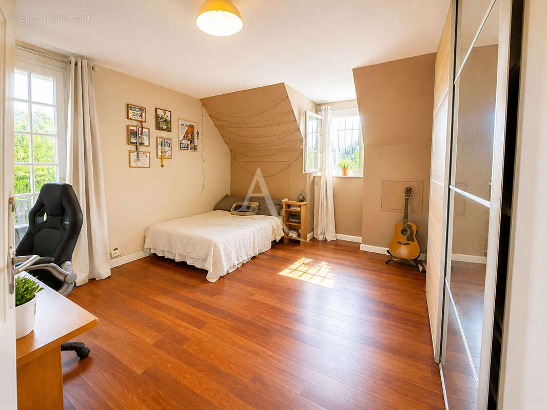 Maison sur la commune de Germiny l'Êveque - 260 m2 - 5 chambres -  jardin de 3133 m² - piscine. - photo 11