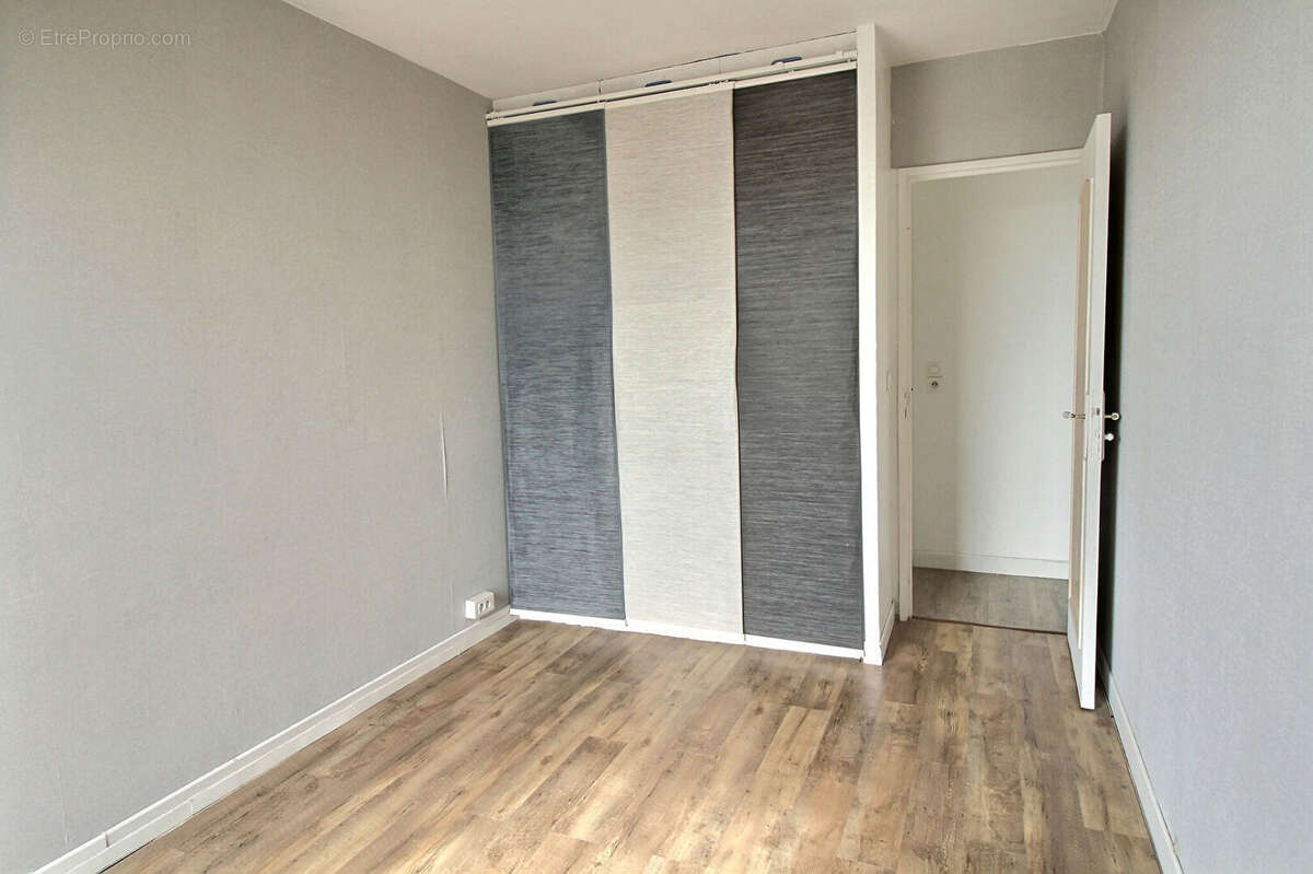 Trois pieces - quartier marceau - dernier etage - photo 9