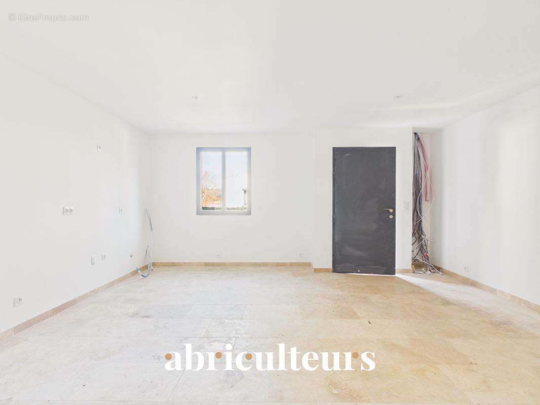 Maison de village rénovée, toutes commodités à pied en vente à Lambesc (13410) - photo 8