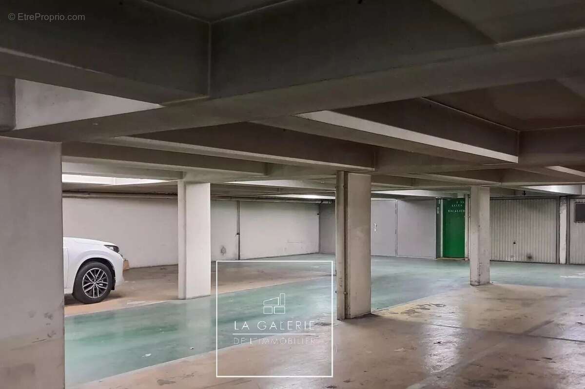 Parking à PARIS-16E