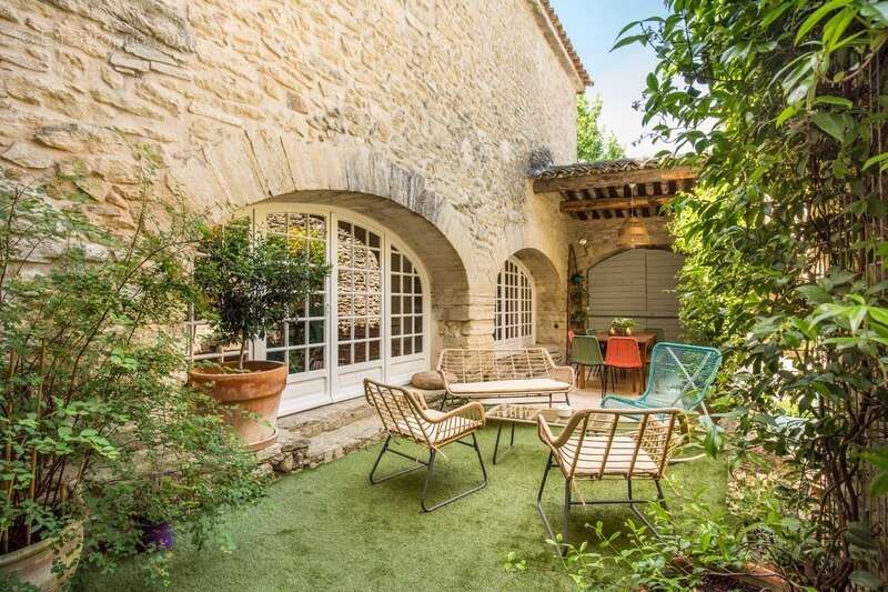 Maison de caractère (près de 320 m2, 5 chambres) avec cour intérieure, piscine & appartement indépendant (près de 135 m2, 2 cham - photo 2