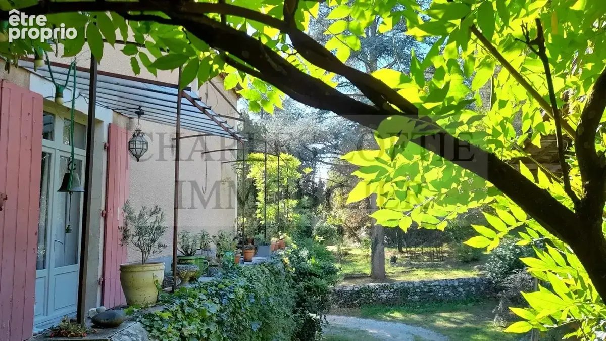 Imposante maison ancienne de caractère restaurée sur sous-sol avec dépendances, sur un terrain arboré de 3 782 m² - photo 11