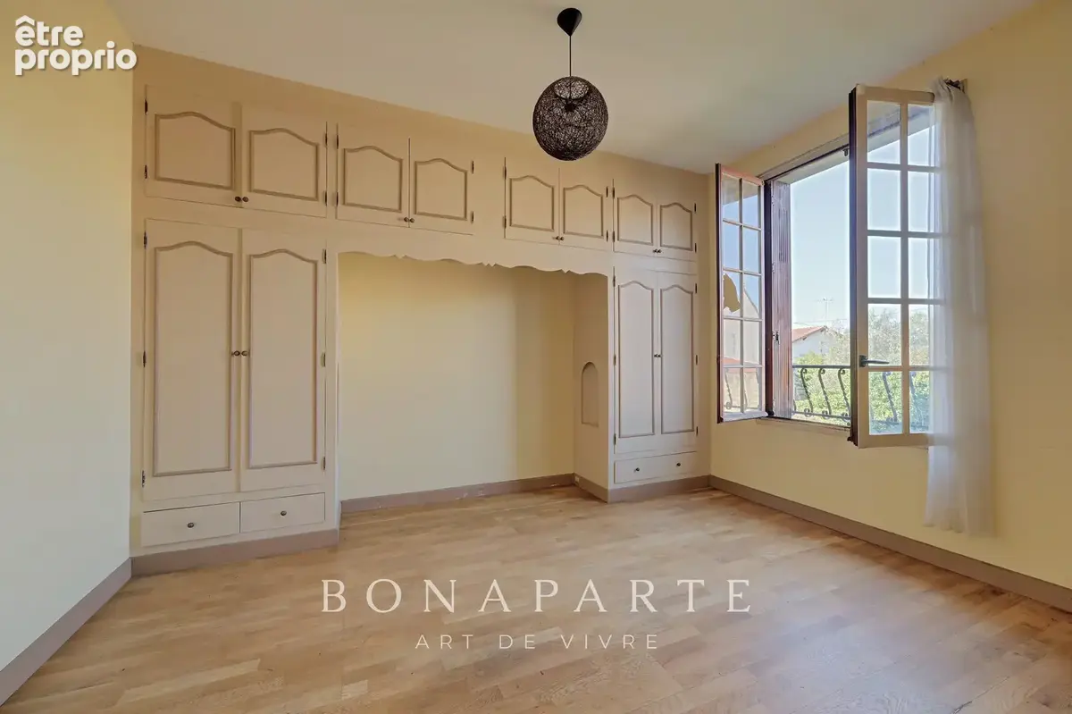 Neuilly-plaisance - propriété d'exception : 3 niveaux avec dépendance sur 700m2 de terrain - photo 4