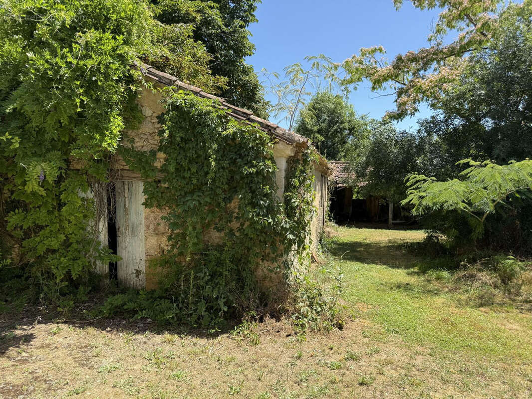 Maison de campagnes avec dépendances à rénover sur 4.8ha proche de Gondrin - photo 7