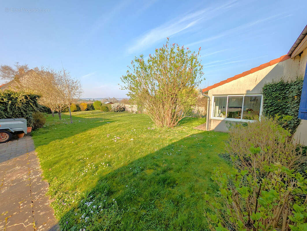 Maison à AILLANT-SUR-THOLON