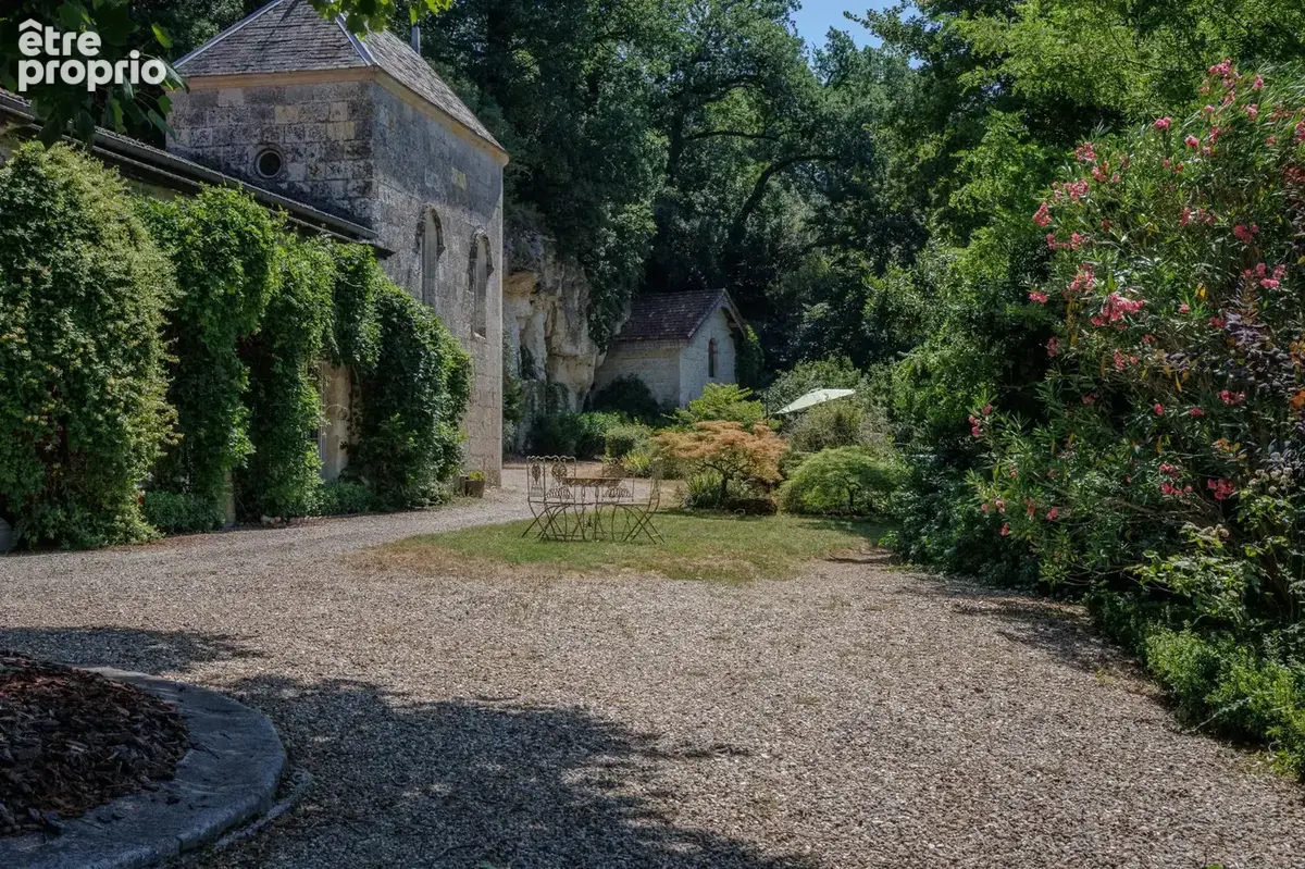 Château entièrement restauré sur 5 hectares de terrain (dont 2 hectares de bois et 3 sources d'eau) - photo 10