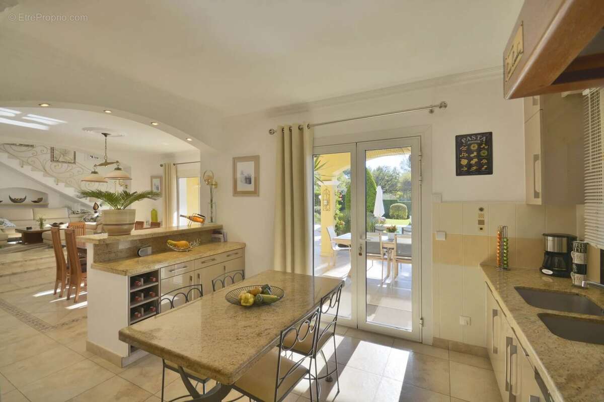 Maison à ROQUEFORT-LES-PINS