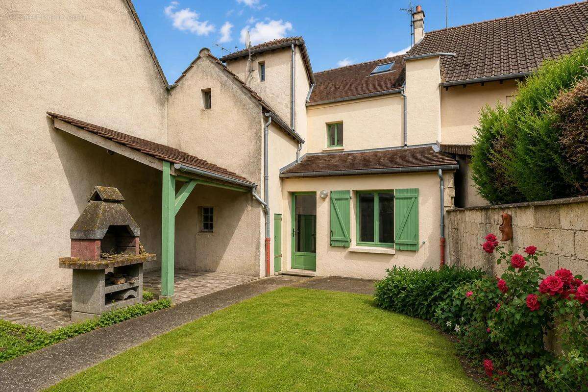 Maison de caractère avec jardin - 112 m2 - Villeneuve-le-Comte - photo 18