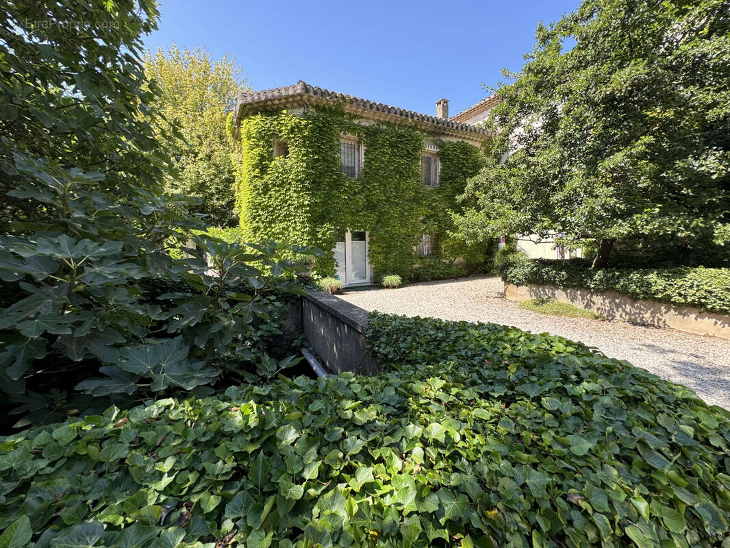 Proche de l'isle sur la sorgue, une propriété au fil de l'eau - photo 11