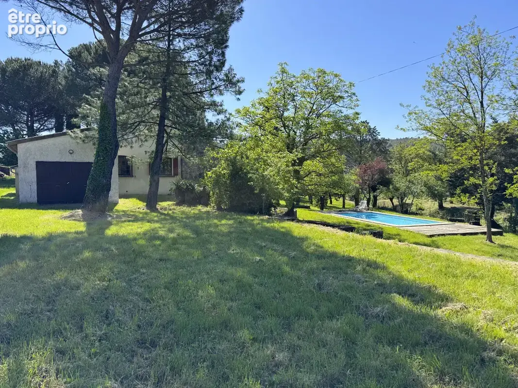 Au milieu d’un terrain arboré de 4350 m2, une maison de 107 m2 habitables - photo 2