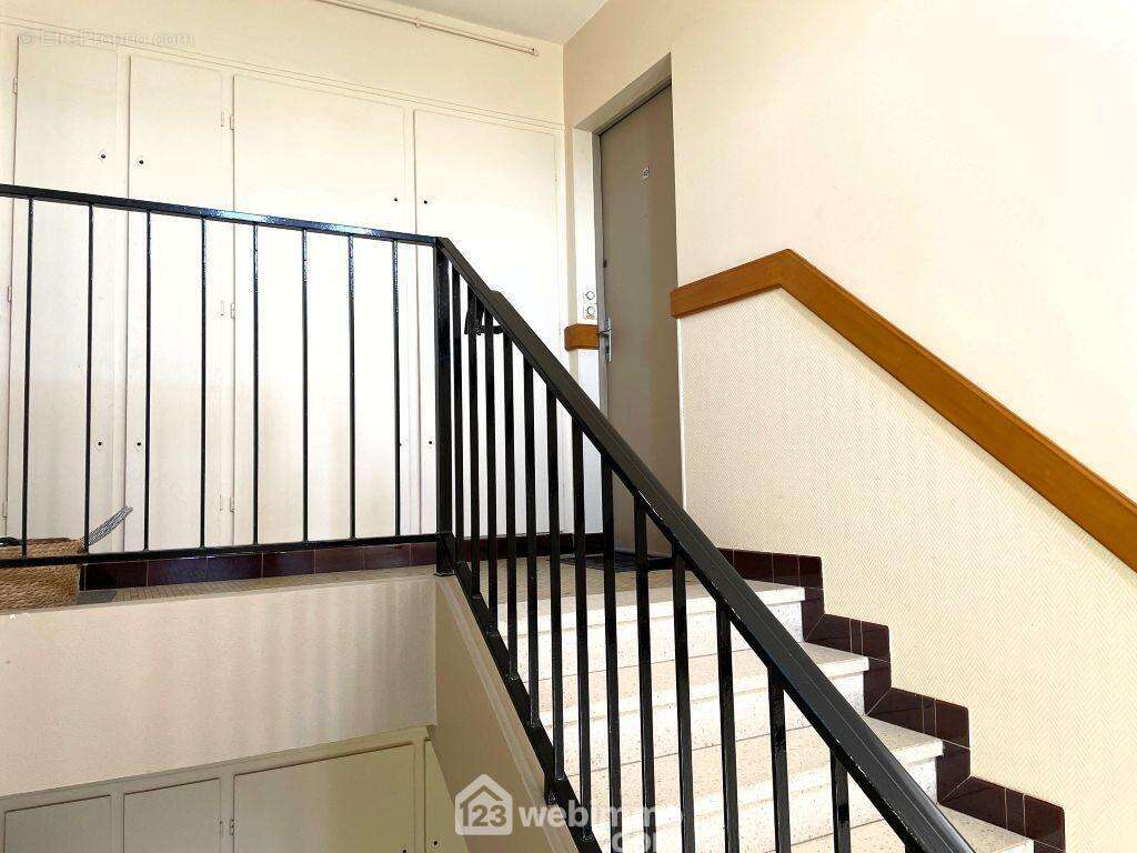 Un escalier mène à l&#039;appartement au 2ème et dernier étage. - Appartement à RICHELIEU