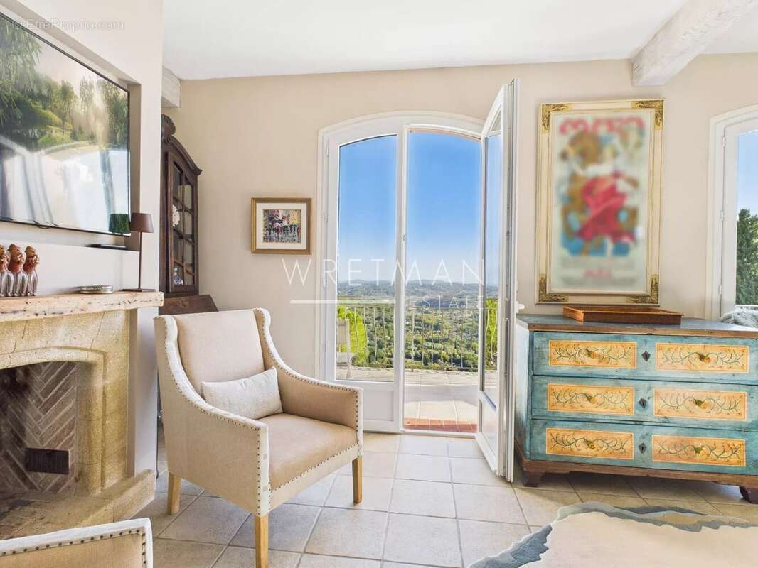 Maison à CHATEAUNEUF-GRASSE