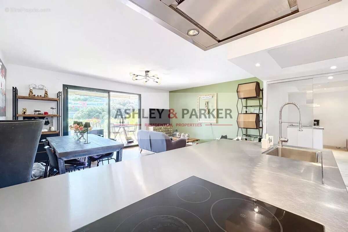 Appartement à SAINT-LAURENT-DU-VAR