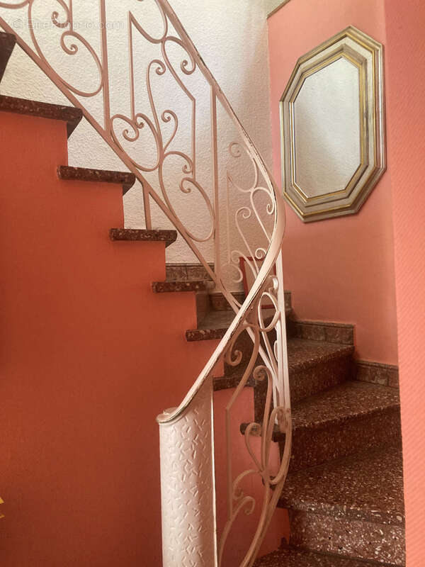 Axat, maison 3 chambres, grand séjour, terrasse, véranda, garage. - photo 2