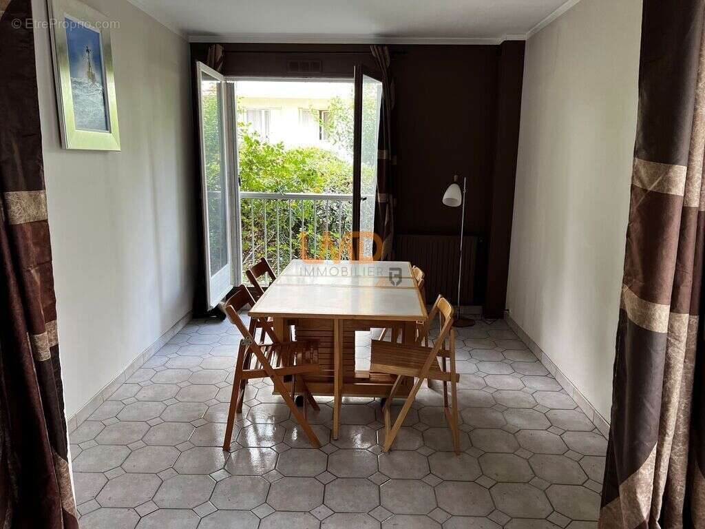 Appartement à MAGNY-LES-HAMEAUX
