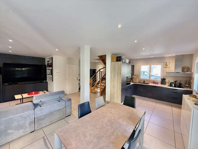 Maison à SAINT-GENIS-POUILLY