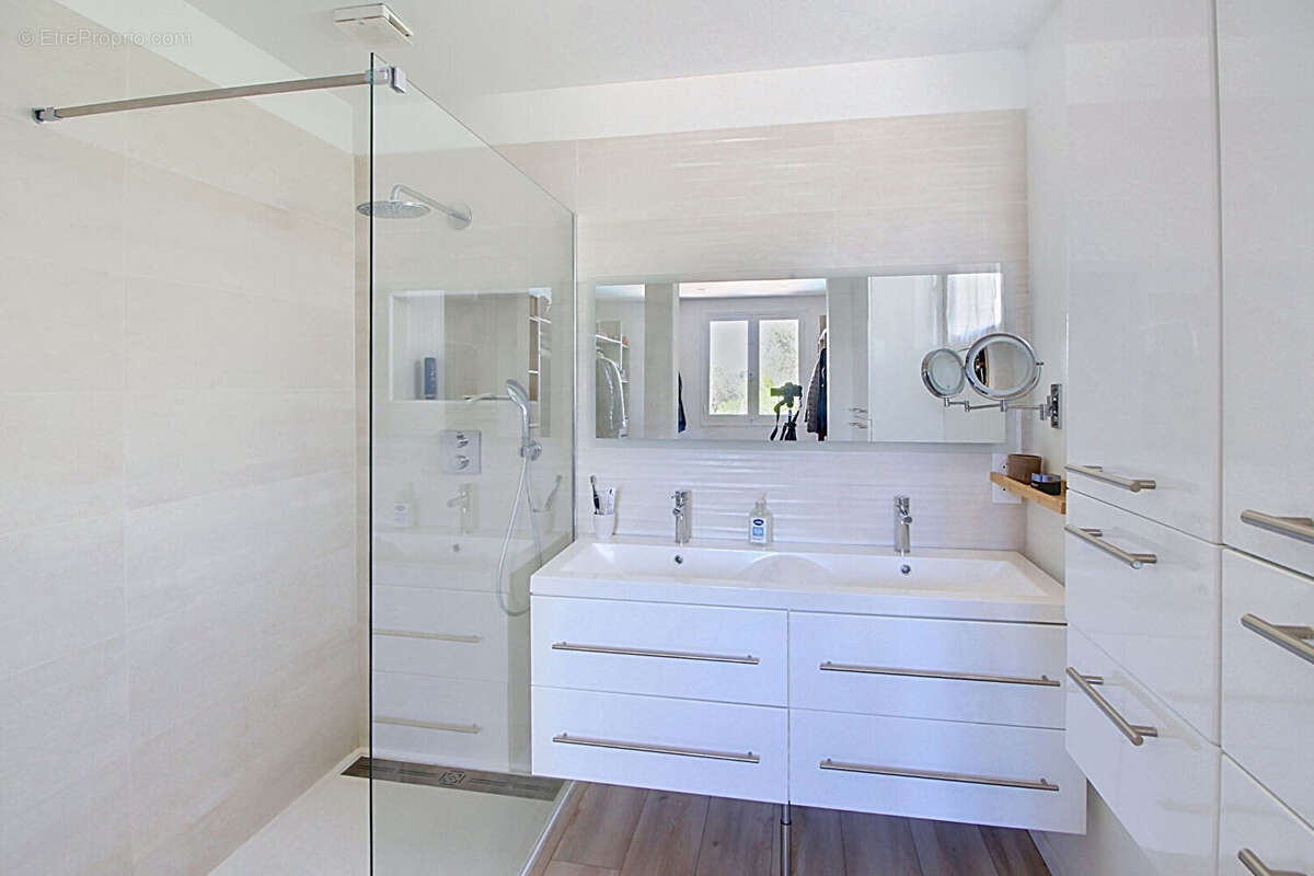 A VENDRE à LORGUES ! Maison de type T6 pièces  de 144 m² + piscine + garage sur un terrain de 1692m² - photo 10