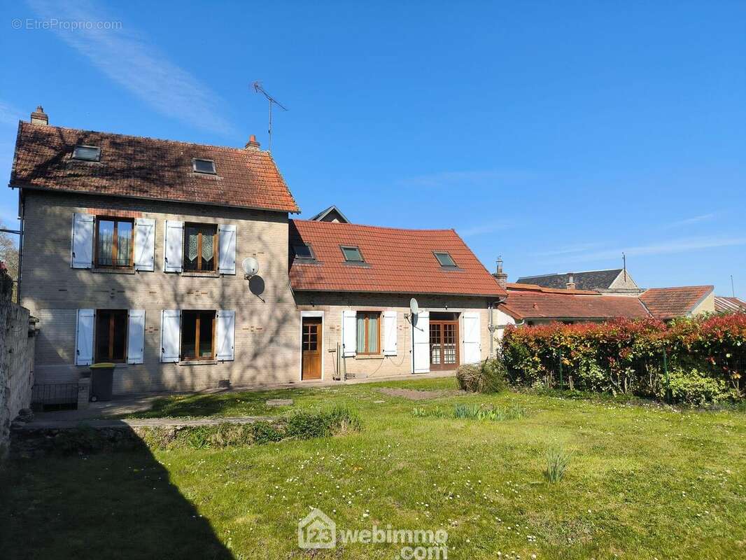 Bel ensemble immobilier comprenant deux maisons pour une surface totale de 182 ² - Maison à PRESLES-ET-BOVES