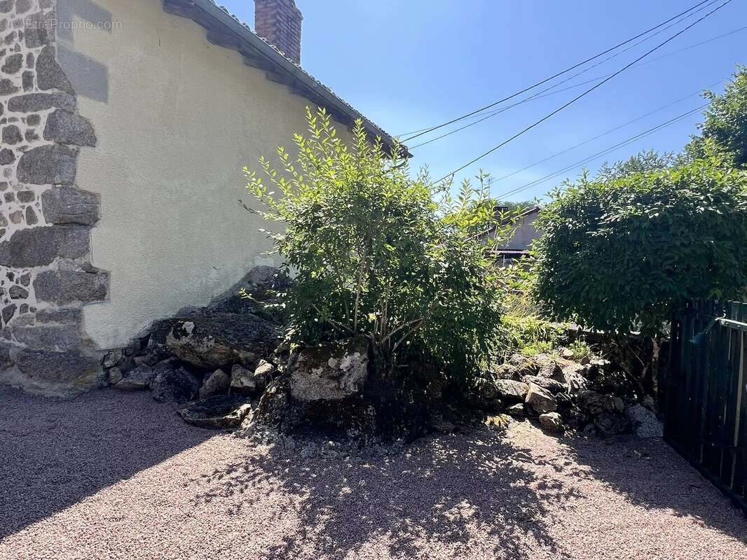 Charmante maison en pierre de deux chambres, granges et jardin - photo 23