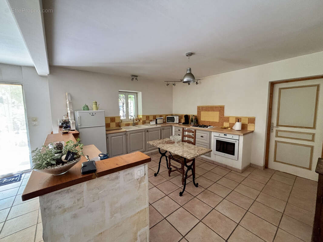 Maison 120 m² à Arles  - photo 9