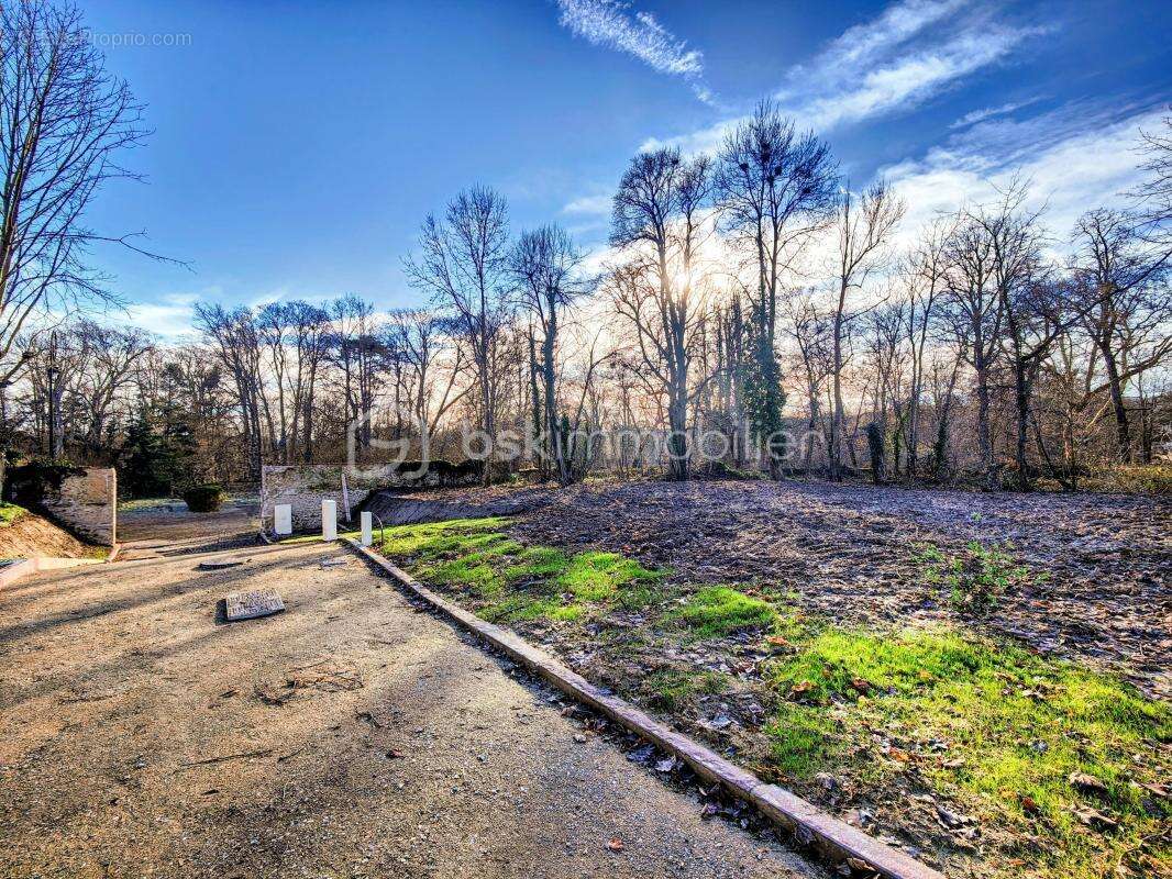 Terrain à MONTFORT-L'AMAURY