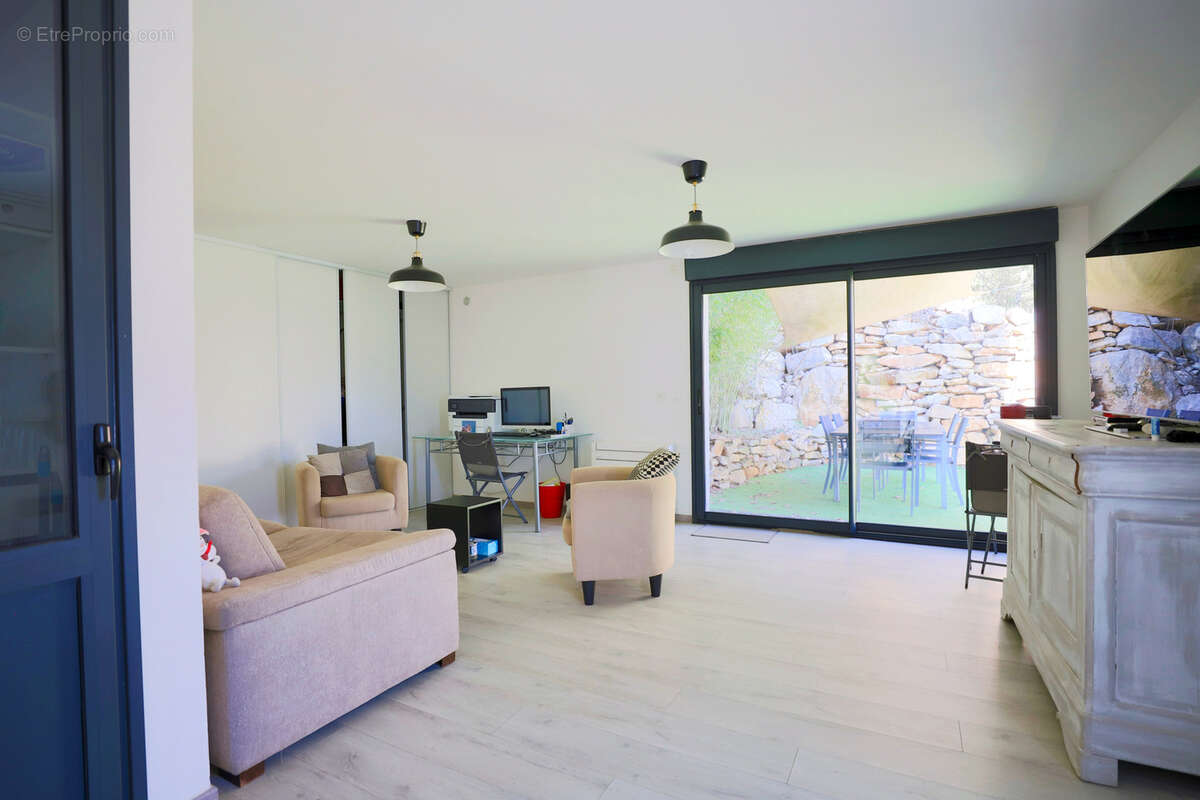 Maison à MEOUNES-LES-MONTRIEUX