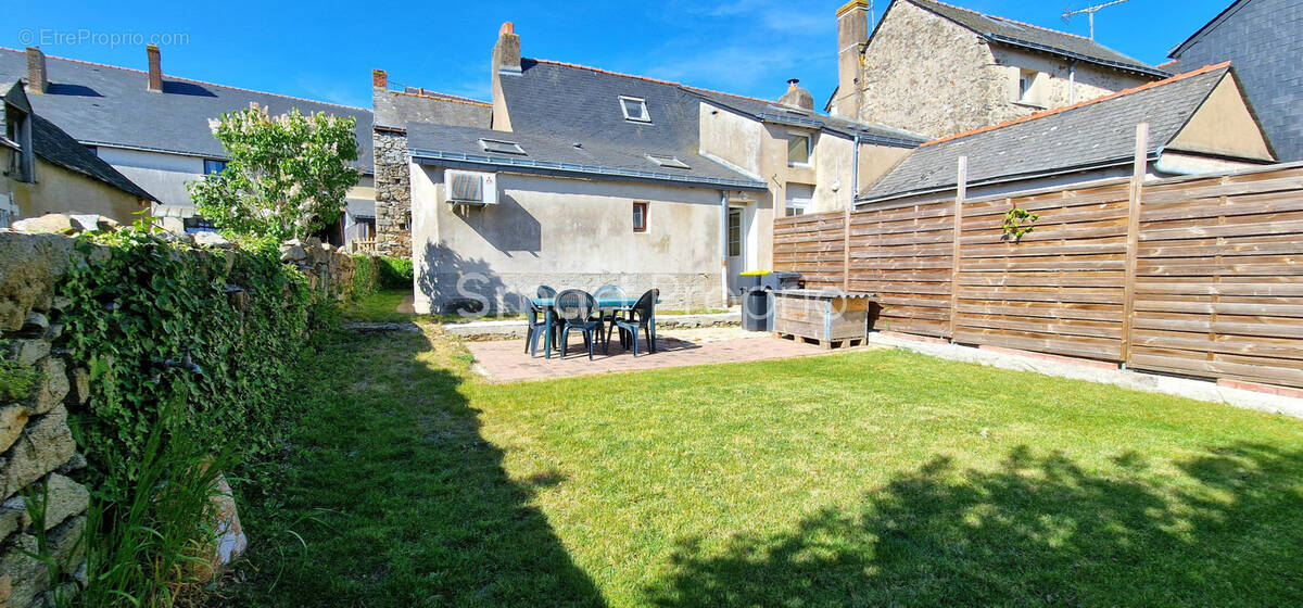 Maison à BECON-LES-GRANITS