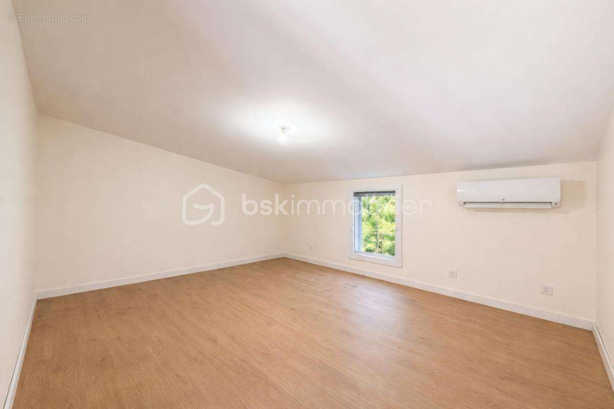 Maison à LA ROCHE-CHALAIS