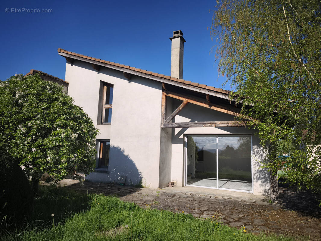 Maison à LE CHAMBON-FEUGEROLLES