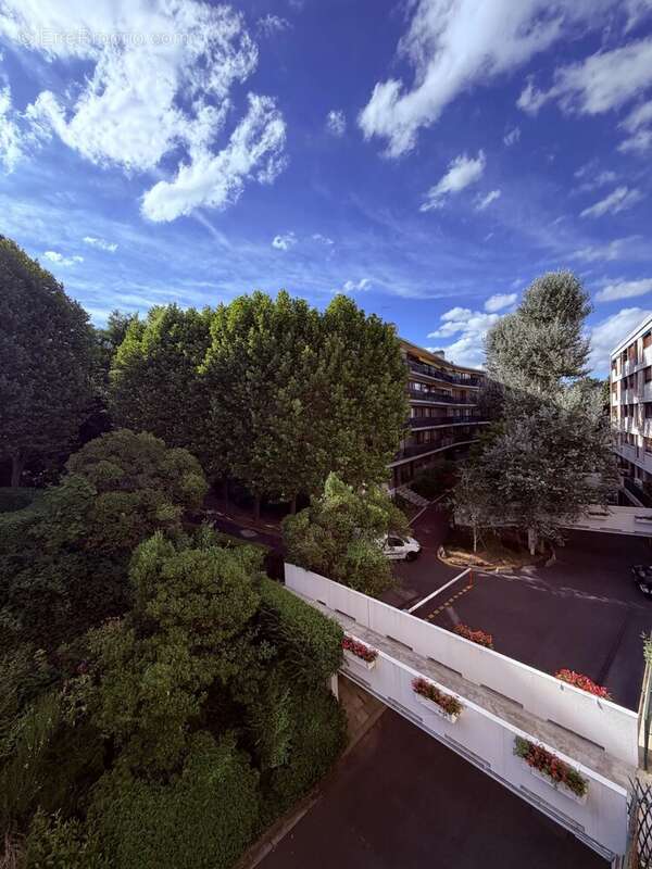 Bougival – Appartement familial 3 chambres avec terrasse et parking – Résidence arborée avec piscine - photo 14